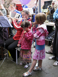 862425 Afbeelding van twee meisjes bij het optreden van muziekkorps De Bazuin, op de open dag van het vernieuwde ...